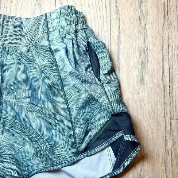 Lululemon Women’s Hotty Hot Low Rise Multi Colored Shorts Size 4 Tall - Picture 11 of 14